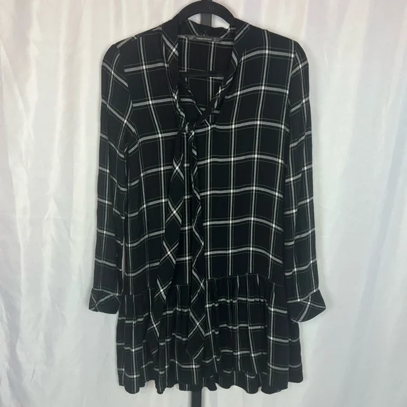 green emerald velvet dress Zara Black Woven Short Sleeve Skater Dress main image 0